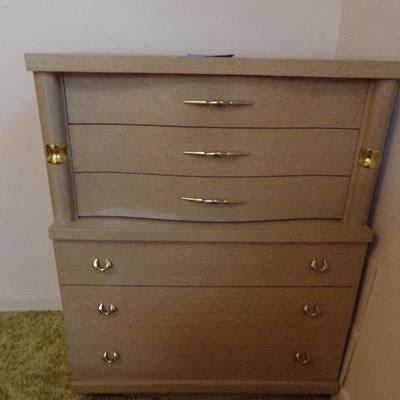 LOT 11 CHEST OF DRAWER WITH 5 DRAWERS