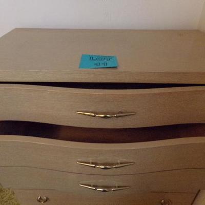 LOT 11 CHEST OF DRAWER WITH 5 DRAWERS