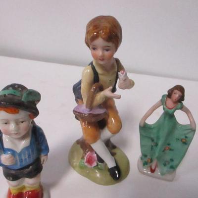 Lot 207 - Porcelain Figurines 