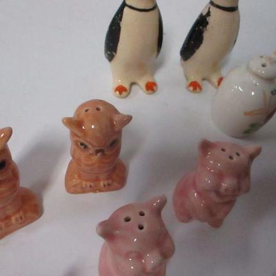 Lot 208 - Vintage Salt & Pepper Shakers 