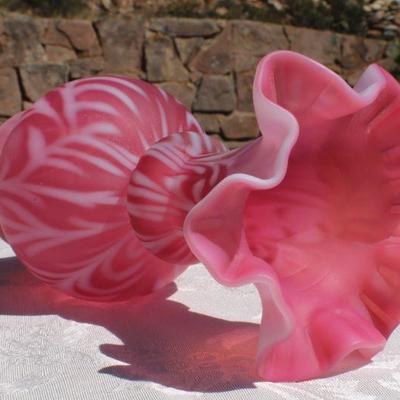 Lot 2-327: Antique/Vintage Pink Ruffle Top Art Glass Creation