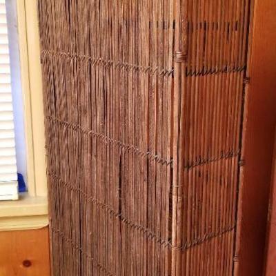 Lot 2-354: Vintage Wicker Hanging or Standing Display Shelf 17" x 33" x 6" 