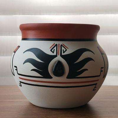 2-388: Hopi Toad Pottery 