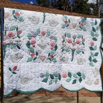 Lot 2-421: Vintage ARCH QUILTS Queen/Full Size Quilt
