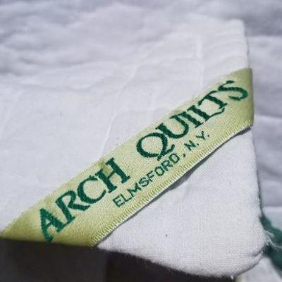 Lot 2-421: Vintage ARCH QUILTS Queen/Full Size Quilt
