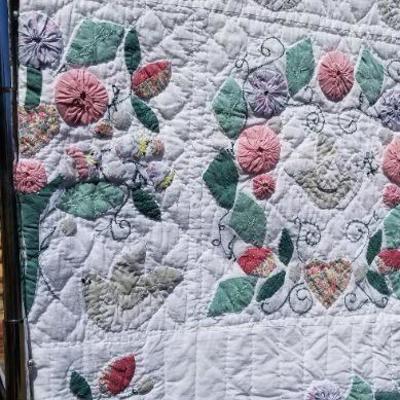 Lot 2-421: Vintage ARCH QUILTS Queen/Full Size Quilt