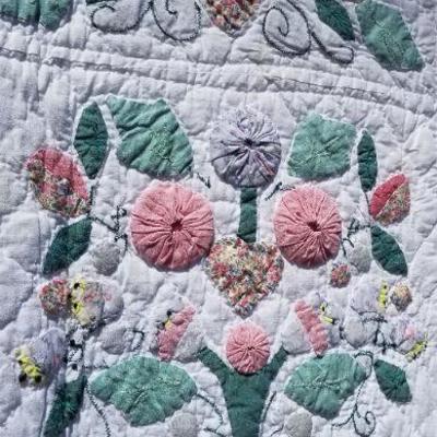 Lot 2-421: Vintage ARCH QUILTS Queen/Full Size Quilt
