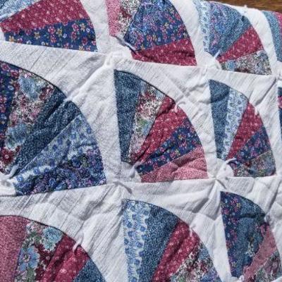Lot 2-425: Vintage Queen/Full Size Bedspread 