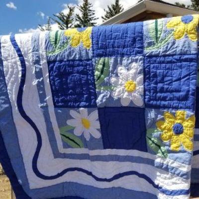 Lot 2-426: Vintage Queen/Full Size Flower ThemeBedspread