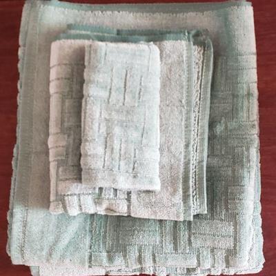 Lot 2-516: Vintage Towel Set (2 Towels, 1 Hand Towel and Wash cloth)