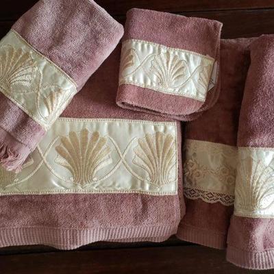 Lot 2-517: Vintage Towel Set (2 Towels, 2 of Each size of Hand Towels and 1 washcloth)