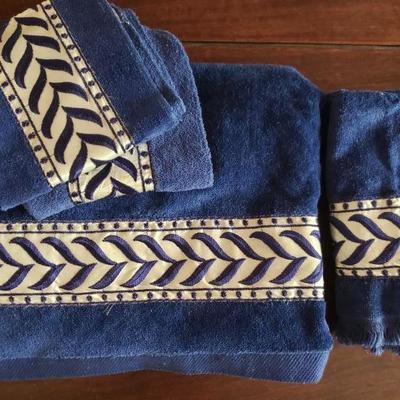 Lot 2-518: Vintage Towel Set (1 Towel, 2 Wash clothes and Hand Towels)