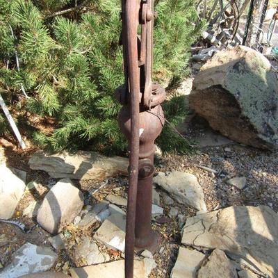 Y-1  ANTIQUE CAST IRON WATER PUMP