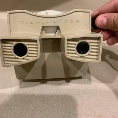 Vintage view master with a lot of wheels