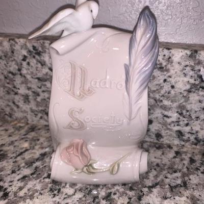 LLadro society scroll 