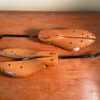 B3: Wood Shoe Strecher