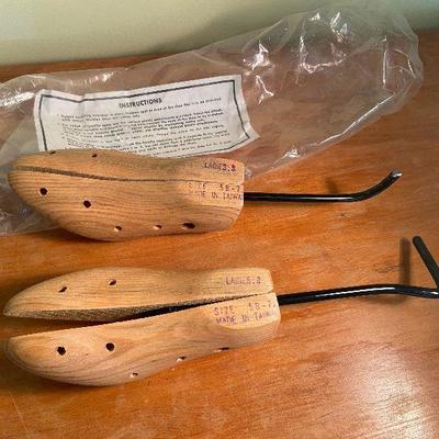 B4: Wood Shoe Stretcher