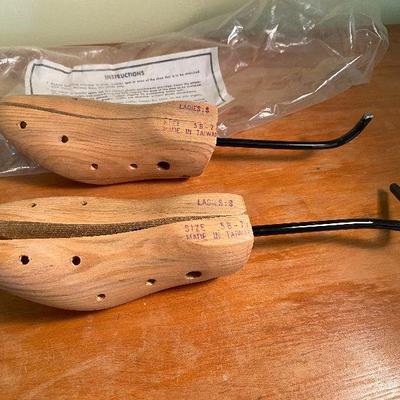 B4: Wood Shoe Stretcher
