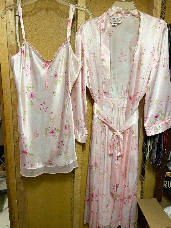 BC11 Morgan Taylor Intimates Night Dress And Robe EstateSales