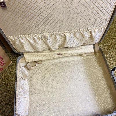 BC18: Samsonite Vintage Red Luggage (looks New)