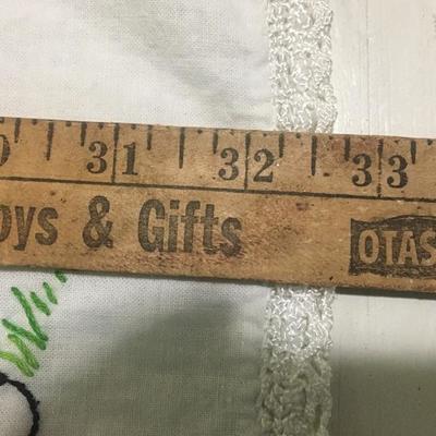 5-095Hand Stitched dresser topper. Frisky Kittens