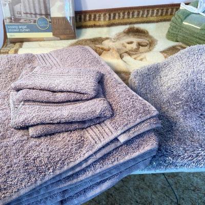 M70: Lot Of Angel Bathroom Rug/Shower Curtain And More