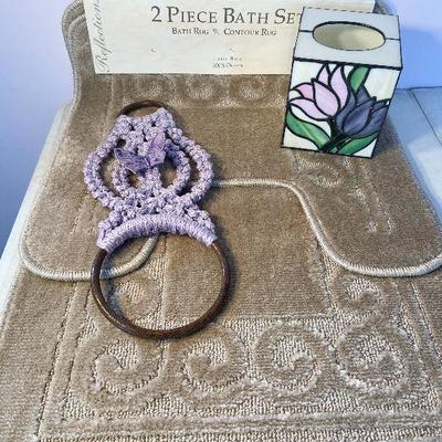 M72: Lot Of Bathroom Accesories 