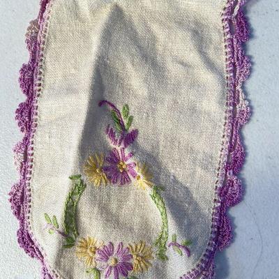 M77: Vintage Hankies With Embroidary 