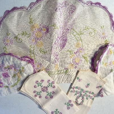 M77: Vintage Hankies With Embroidary 