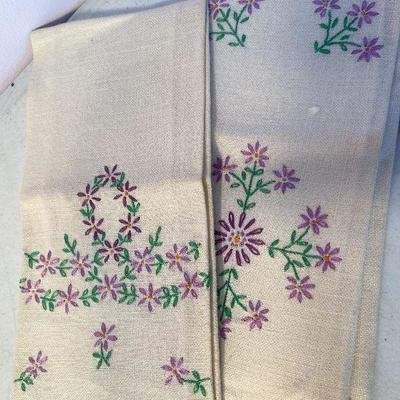 M77: Vintage Hankies With Embroidary 