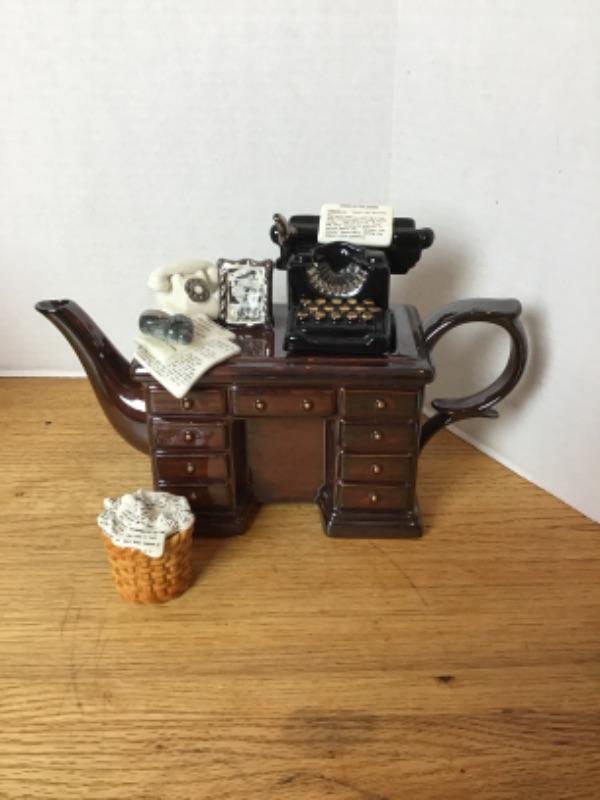 526 Paul Cardew Collectible Teapot Mystery Writers