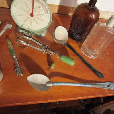 B-18  VINTAGE KITCHEN ITEMS      (BASEMENT)