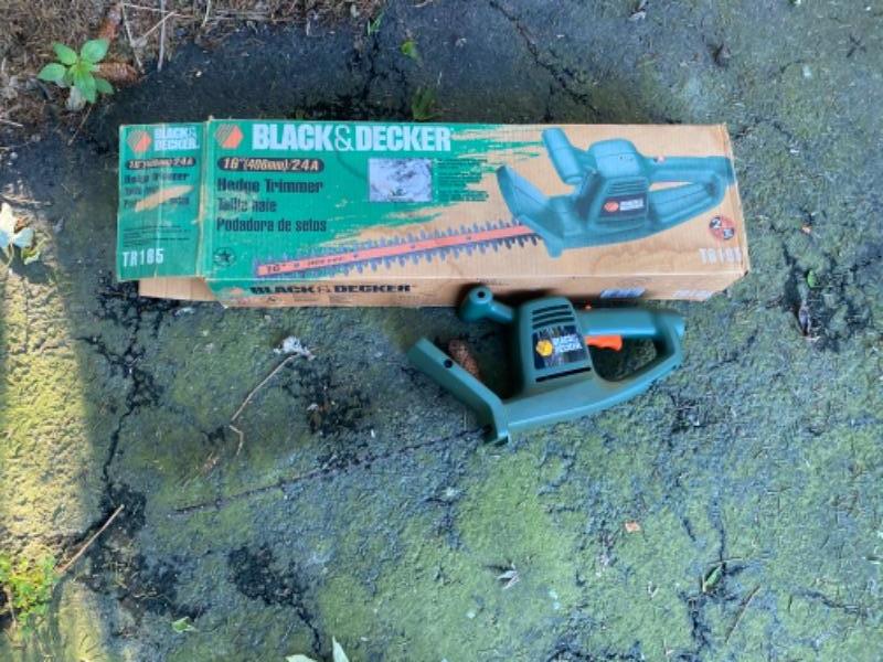 588 Black and Decker Electric Hedge Trimmer