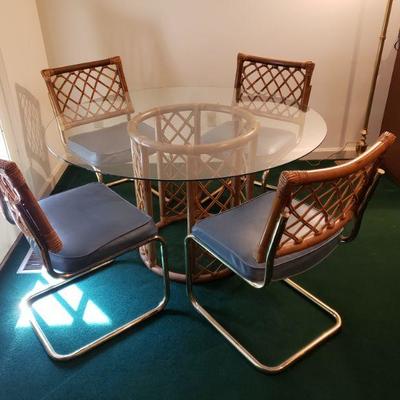Kitchen table and 4 chairs 
