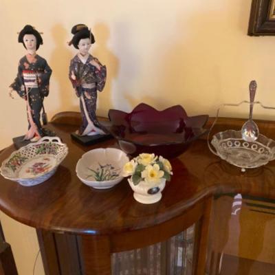 604: Lot of Chinese Dolls and collectibles 