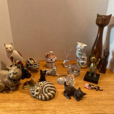 628: Lot of Large Decorative Fenton  Cat Figures 