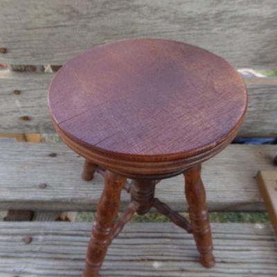 LOT 103  DOLL FURNITURE