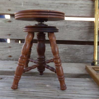 LOT 103  DOLL FURNITURE