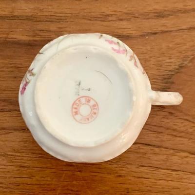 Lot 36 - Vintage Porcelain Collector's Teacups & Saucers