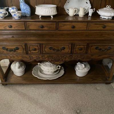 Thomasville Hutch / Buffet, Display Cabinet with Open Shelves and Carved Accent Design