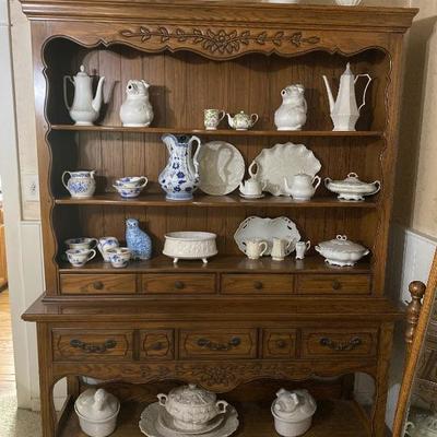 Thomasville Hutch / Buffet, Display Cabinet with Open Shelves and Carved Accent Design