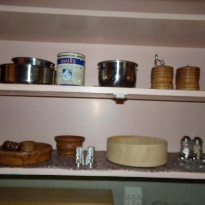 H-77  SMALL KITCHEN APPLIANCES AND DECOR