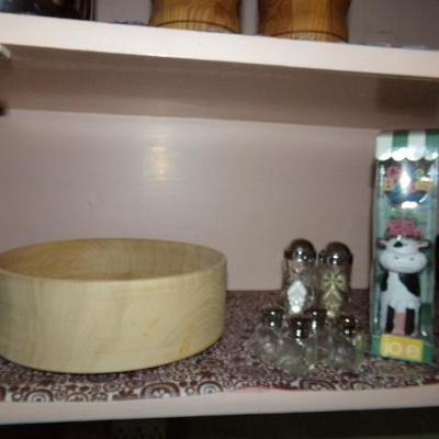 H-77  SMALL KITCHEN APPLIANCES AND DECOR