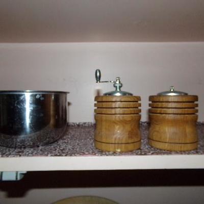 H-77  SMALL KITCHEN APPLIANCES AND DECOR