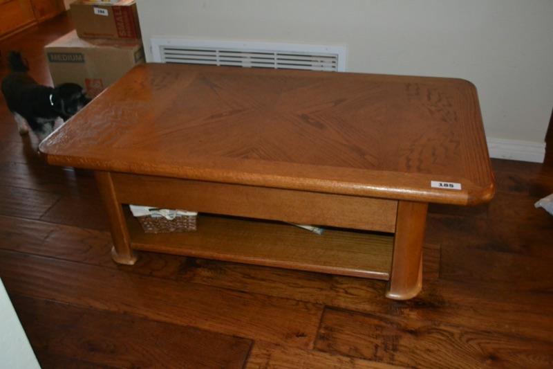LOT 185. OAK COFFEE TABLE THAT LIFTS UP FOR DINING