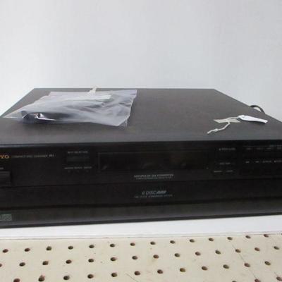 Lot 32 - ONKYO DX-C330 6 Disc Player Compact Changer Carousel Black