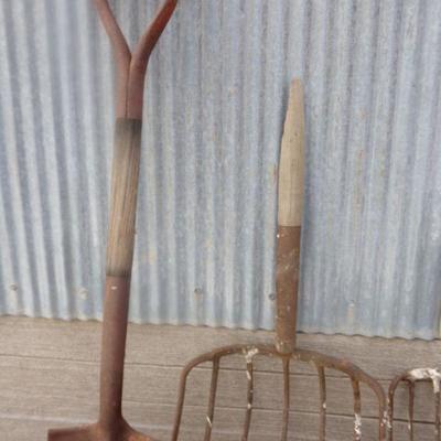 BB-8  VARIOUS PITCH FORKS AND SHOVEL   