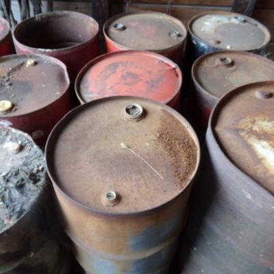 BB-20  LARGE LOT OF OIL BARRELS