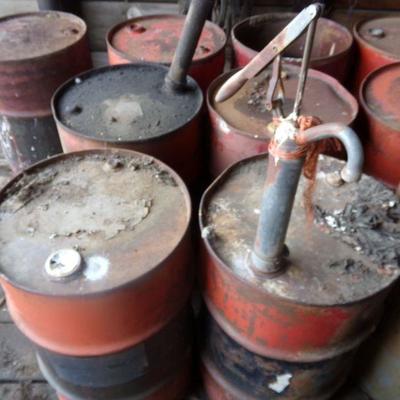 BB-20  LARGE LOT OF OIL BARRELS