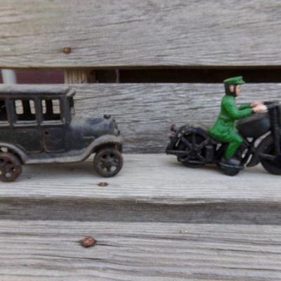 LOT 201  CAST IRON MOTORCYCLIST & SUV